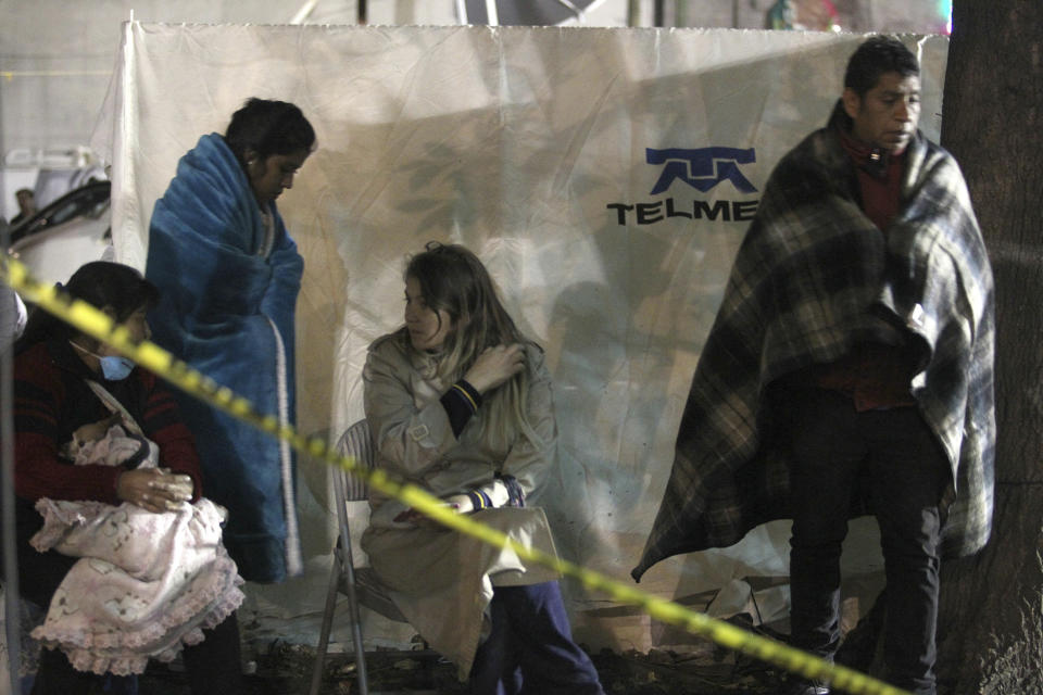 <p>GRA112. CIUDAD DE MÉXICO (MÉXICO), 25/09/2017.-Familiares de personas desaparecidas permanecen en la zona donde decenas de brigadistas continúan con labores de rescate de cuerpos hoy, lunes 25 de septiembre de 2017, en el edificio colapsado de la avenida Alvaro Obregón en Ciudad de México, durante el sexto día de ocurrido el terremoto del pasado martes 19 de septiembre en México. EFE/Ulises Ruiz Basurto </p>