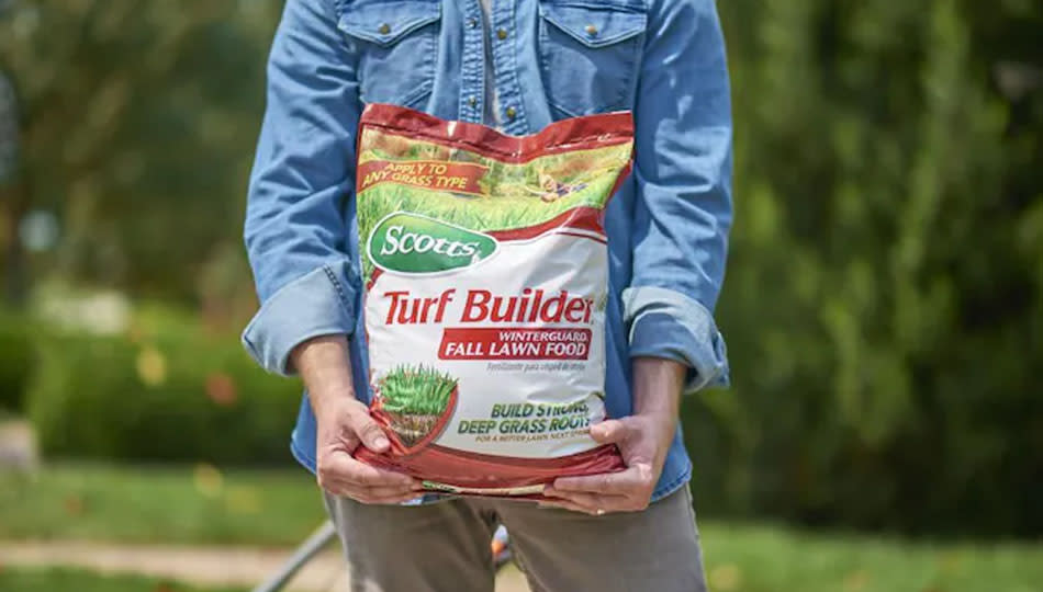 Choose the right fertilizer for the season. (Photo: Lowe's)