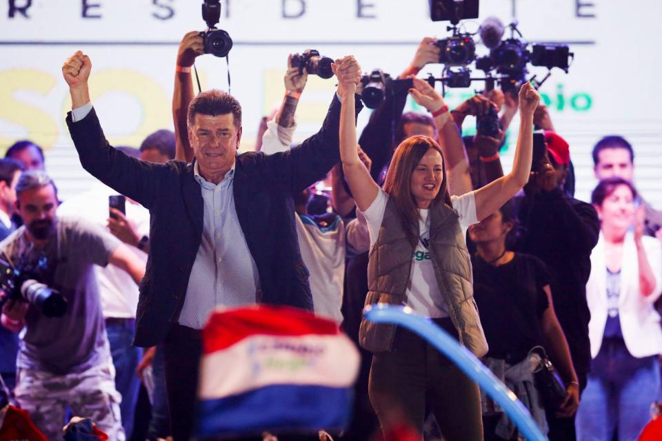 巴拉圭反對黨總統候選人艾里格里與副手一起在27日的造勢晚會拉票。路透社