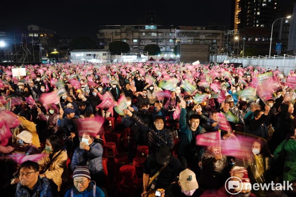 近萬名支持者參加在新北土城舉行的民進黨總統大選造勢晚會。   圖：張良一/攝