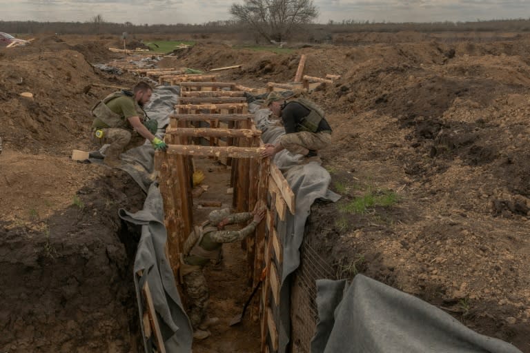 Unos soldados ucranianos preparan unas trincheras en la región de Donetsk el 4 de abril de 2024 (Roman Pilipey)
