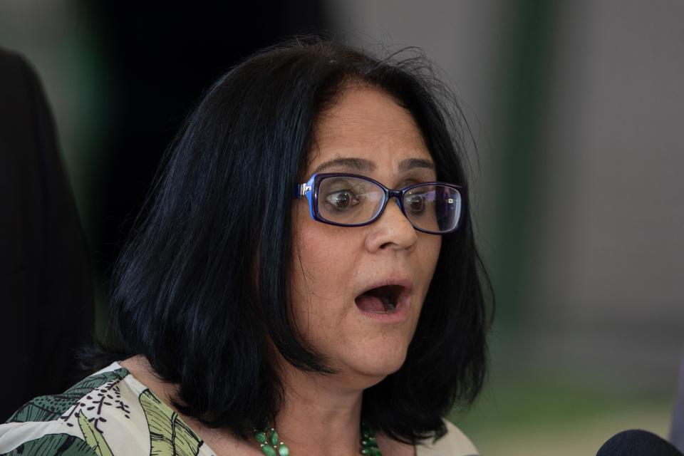 A ex-ministra Damares Alves disse em vídeo que governo petista distribuiu cartilhas para incentivar uso da droga. (Foto: SERGIO LIMA/AFP via Getty Images)