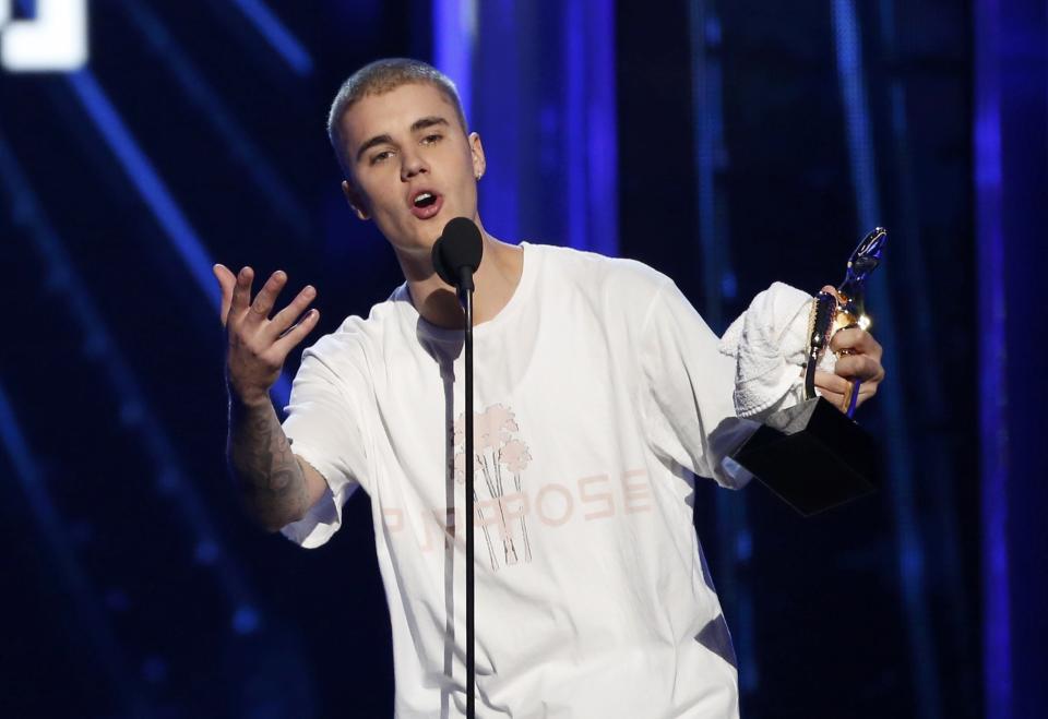 <b>26. (tie) Justin Bieber ($56 million)</b><br>The Canadian teen heartthrob's album "Purpose" continues to drive flocks of fans to his arena shows, and drive his songs up the charts. (REUTERS/Mario Anzuoni)