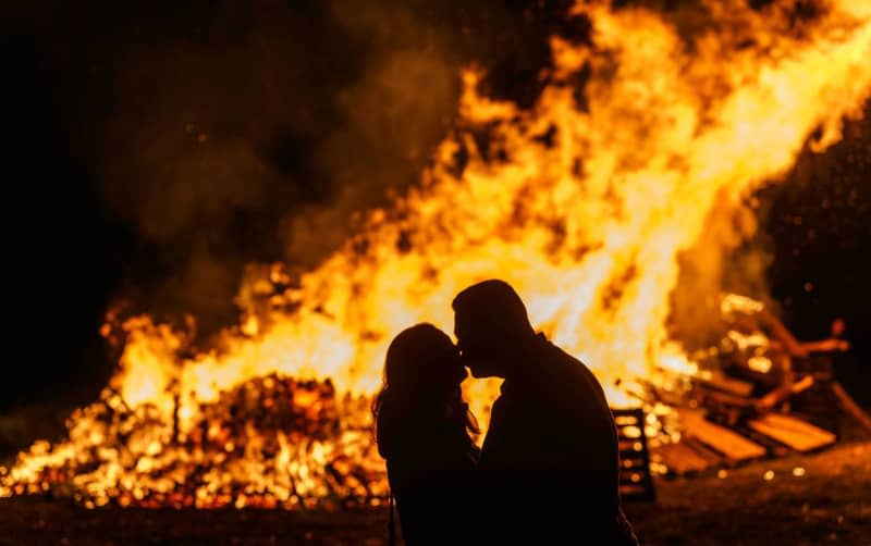 A couple kisses in front of the Easter bonfire in the Friedrichsdorf district of Burgholzhausen. Andreas Arnold/dpa