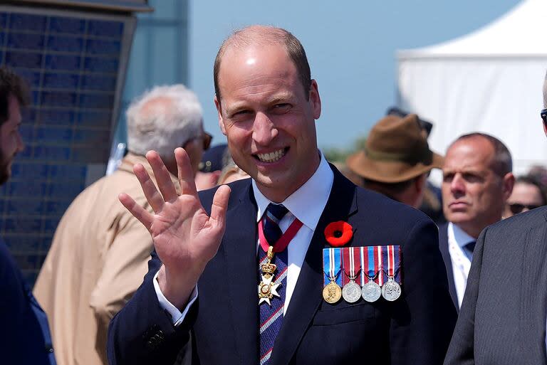 El Príncipe Guillermo de Gales de Gran Bretaña saluda durante la ceremonia conmemorativa canadiense en el Memorial Británico de Normandía en el Centro Juno Beach, Courseulles-sur-Mer, en la costa norte de Francia, como parte de los actos conmemorativos del 80º aniversario del desembarco anfibio aliado (Desembarco del Día D) en Francia en 1944, el 6 de junio de 2024. 