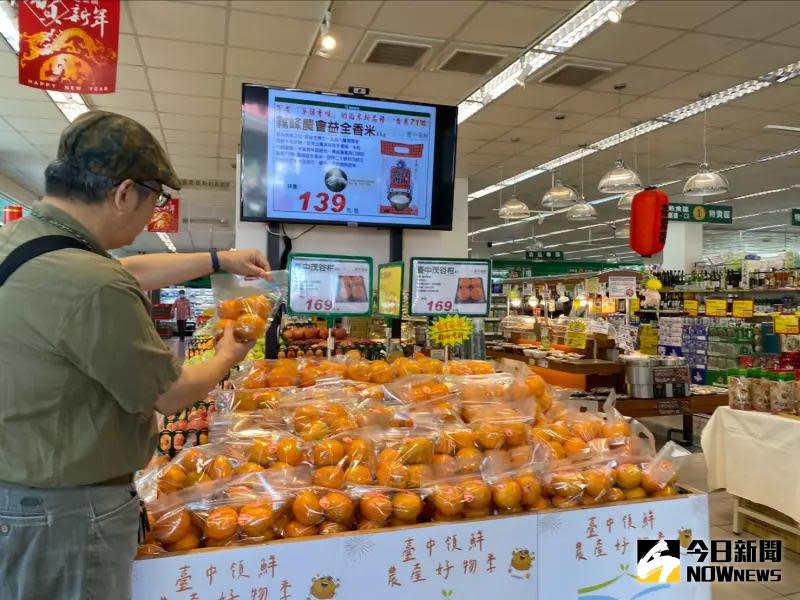 ▲「台中領鮮 農產好物季」活動，在台中、新竹、南投及彰化等4縣市共30間楓康超市門市設置專區方便採購。（圖／記者金武鳳攝，2024.2.22)