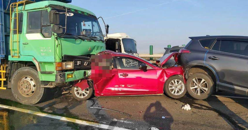 台61線西濱快速道路今晨發生重大車禍，14輛自小客車與6輛大貨車連續追撞，目前近10人死傷。（圖／翻攝畫面）