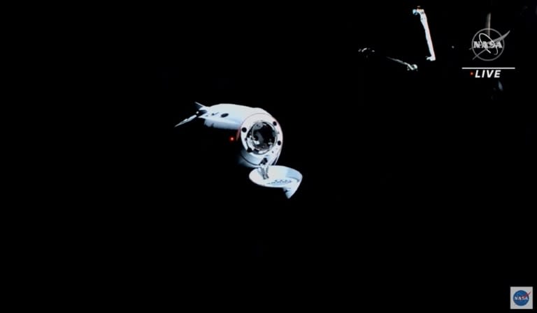 La fusée Dragon de SpaceX avec l'équipage Crew-3 à bord, approchant la Station spatiale internationale, le 11 novembre 2021 (NASA TV/AFP/Archives - Handout)