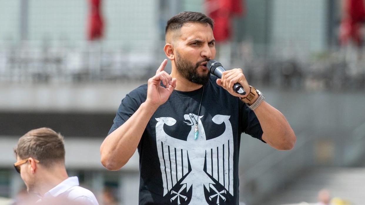 Attila Hildmann spricht bei einer Kundgebung gegen Corona-Einschränkungen auf dem Washingtonplatz in Berlin.