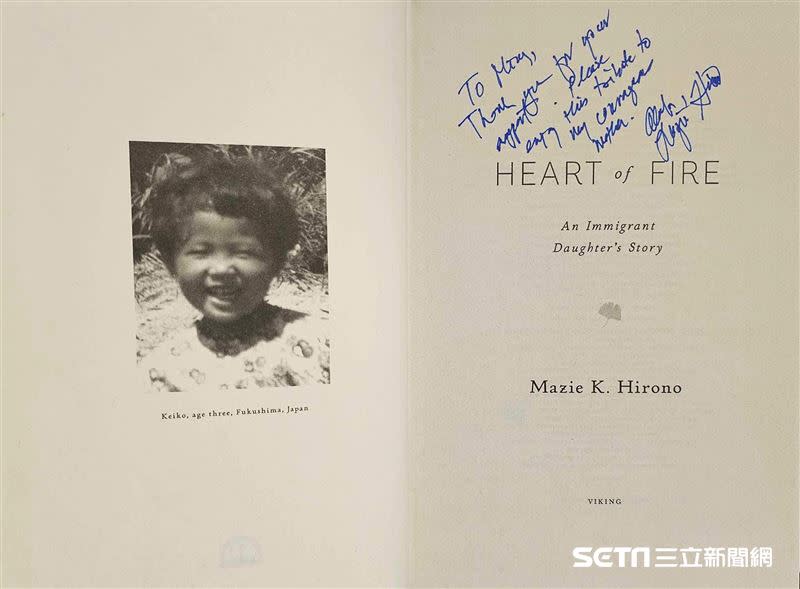 Mazie特別贈送了一本她親筆簽名的書給Hello Taiwan成員作為感謝和紀念。（圖／翻攝畫面）