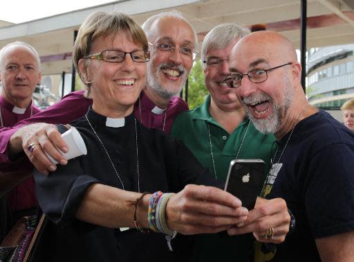 Miembros del clero anglicano celebran el 14 de julio de 2014 con un "selfie" en York, Inglaterra, la habilitación de las mujeres como obispos de esa fé (AFP | Lindsey Parnaby)