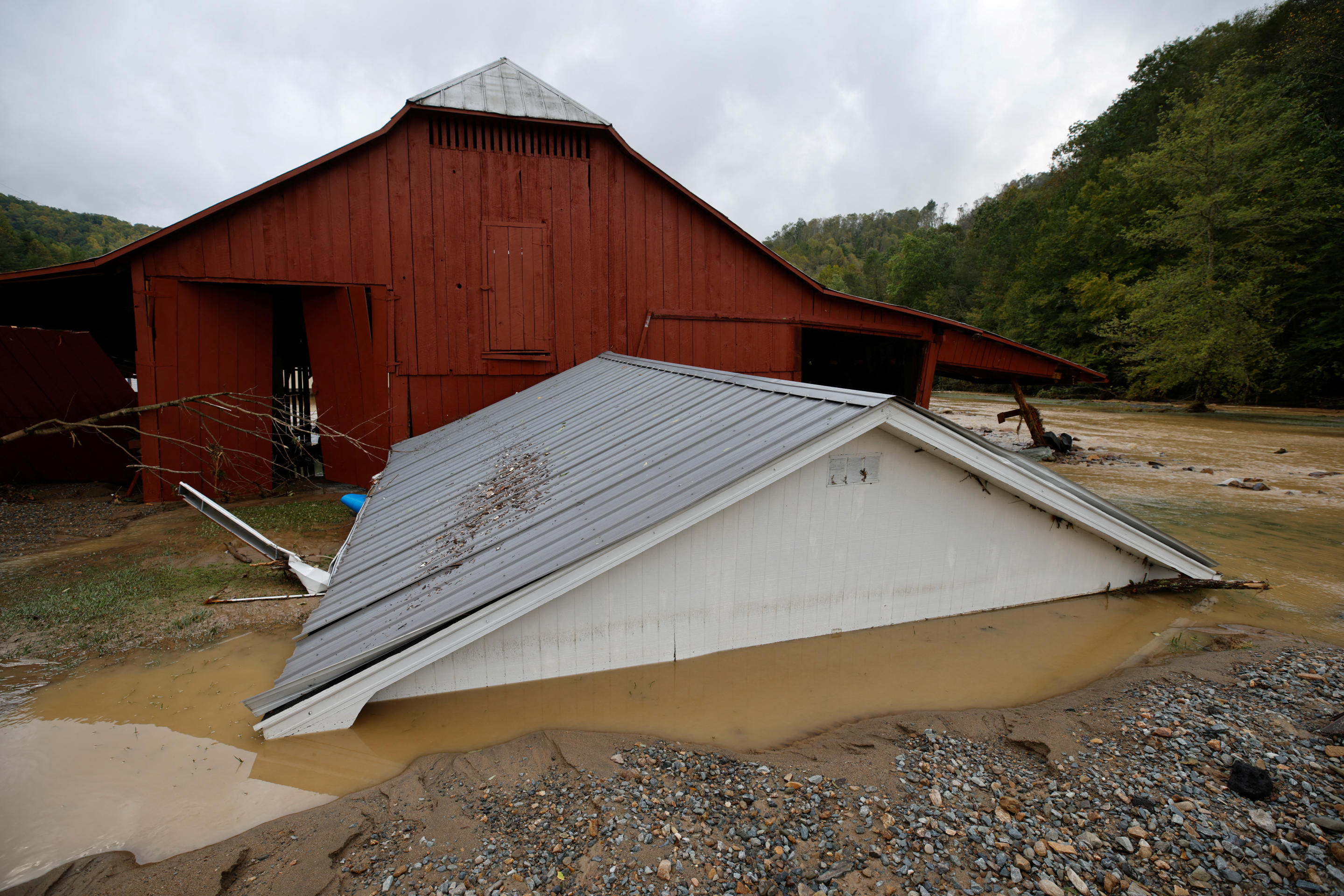 El tejado del edificio de un residente se encuentra alojado contra un granero después de que las aguas de las inundaciones lo destruyeran y desplazaran durante la tormenta tropical Helene, en las afueras de Boone, Carolina del Norte, EE.UU. 27 de septiembre de 2024.  REUTERS/Jonathan Drake