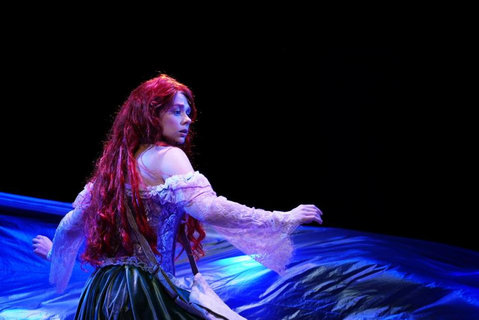 Josslyn Shaw interpreta a Ariel en “Little Mermaid” de Area Stage Company.