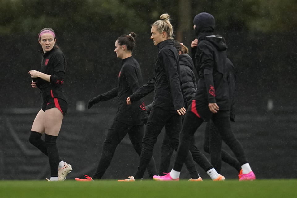 CORRECTS PLAYER TO KRISTIE MEWIS, INSTEAD OF LINDSEY HORAN - United States' Rose Lavelle, left, and Kristie Mewis, center, walk across the field with teammates during a practice for the FIFA Women's World Cup, at Bay City Park in Auckland, New Zealand, Friday, July 21, 2023. (AP Photo/Abbie Parr)