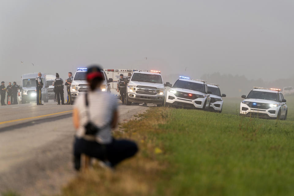 Policías e investigadores se reúnen en el lugar en el que un sospechoso de una serie de apuñalamientos se quitó la vida, el miércoles 7 de septiembre de 2022, en Rosthern, Canadá. (Heywood Yu/The Canadian Press vía AP)