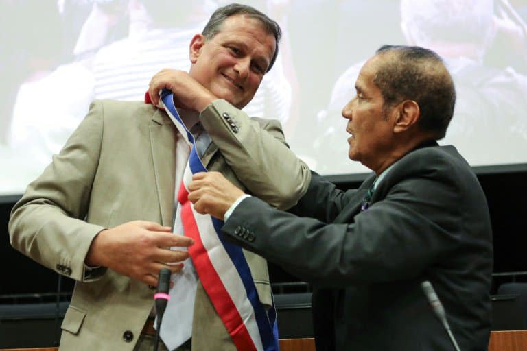 Louis Aliot (RN) enfile son écharpe de maire de Perpignan après avoir été officiellement élu par le conseil municipal le 3 juillet 2020 - RAYMOND ROIG © 2019 AFP