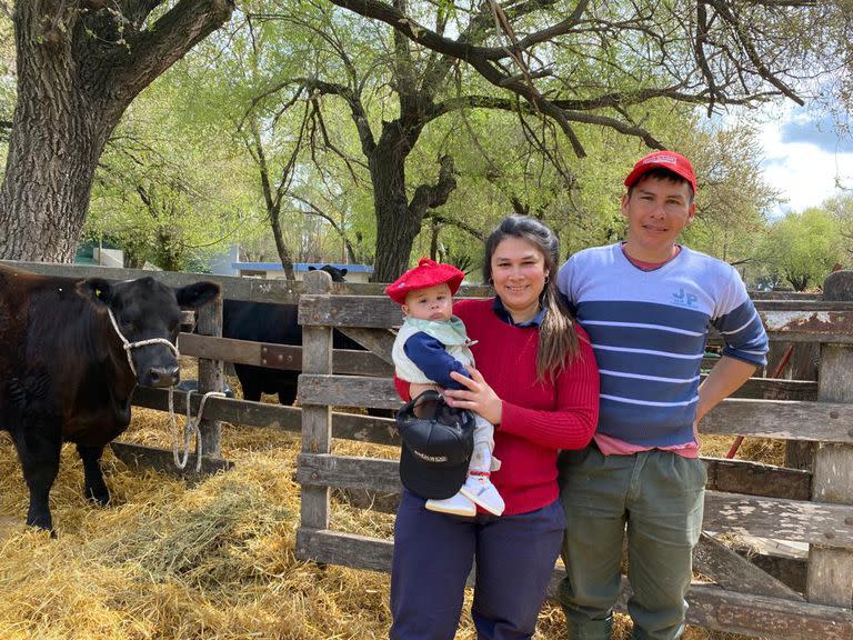 Los cabañeros Cyndi Gimenez y Julio Palacios junto al pequeño Lautaro en el predio de la Sociedad Rural de Olavarría