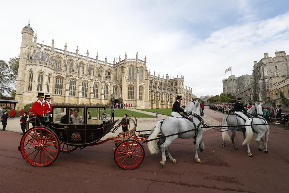 La princesa Eugenia y Jack Brooksbank dan un paseo en carreta tras la ceremonia de su boda en la Capilla de San Jorge, en el Castillo de Windsor, el viernes 12 de octubre del 2018 cerca de Londres, Inglaterra. (Adrian Dennis/Pool via AP)