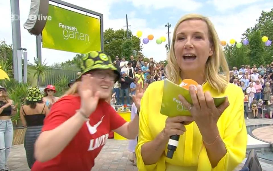 Kiwi-Fans huldigten ihrem zitronigfrischen Idol Andrea Kiewel mit kultisch-stylischer Verehrung. (Bild: ZDF)