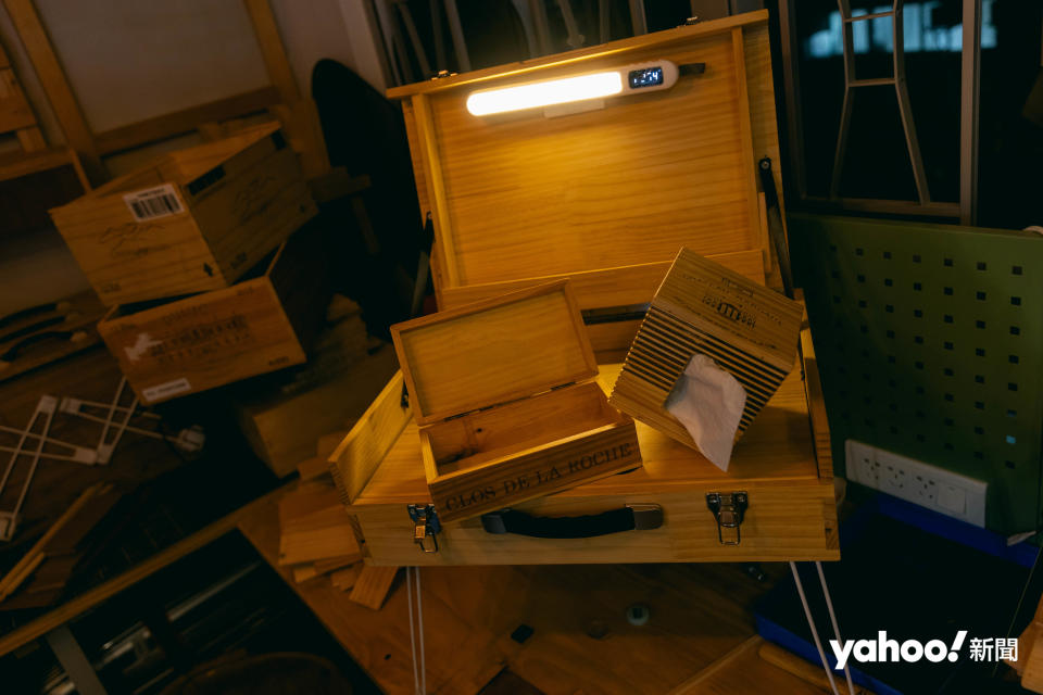 百寶手提箱由廢木所製，集書桌、儲物及手機屏有於大器於一身。
