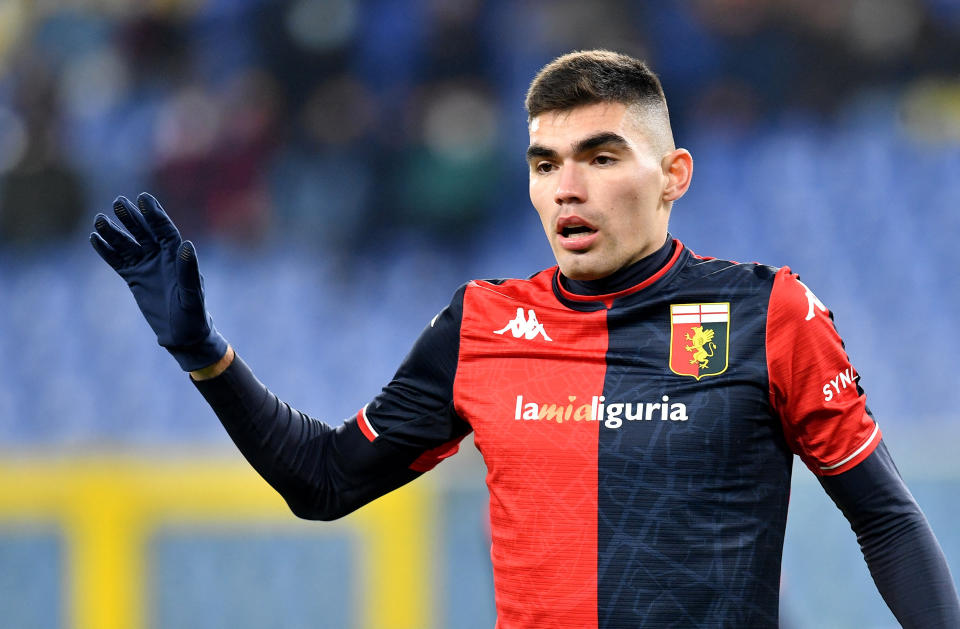 Johan Vásquez durante un partido de Serie A con el Genoa. (REUTERS/Jennifer Lorenzini)