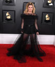 Die kanadische Sängerin erschien in einem transparenten Kleid mit Tüll-Details und schwarzem Lackgürtel zu den Grammy Awards. (Bild: Getty Images)