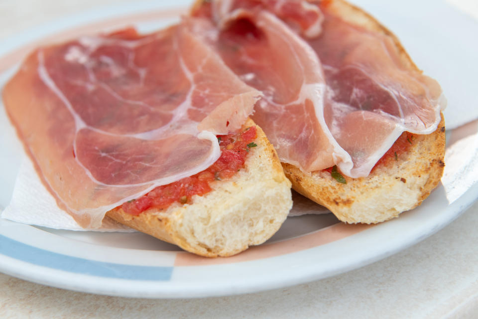 Para el pan con tomate, mejor jamón serrano. Foto: Getty Creative