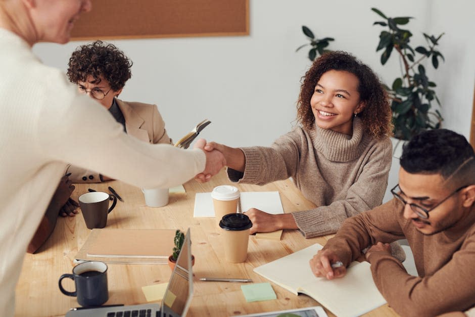 Foto De Mujer Recostada Sobre Mesa De Madera