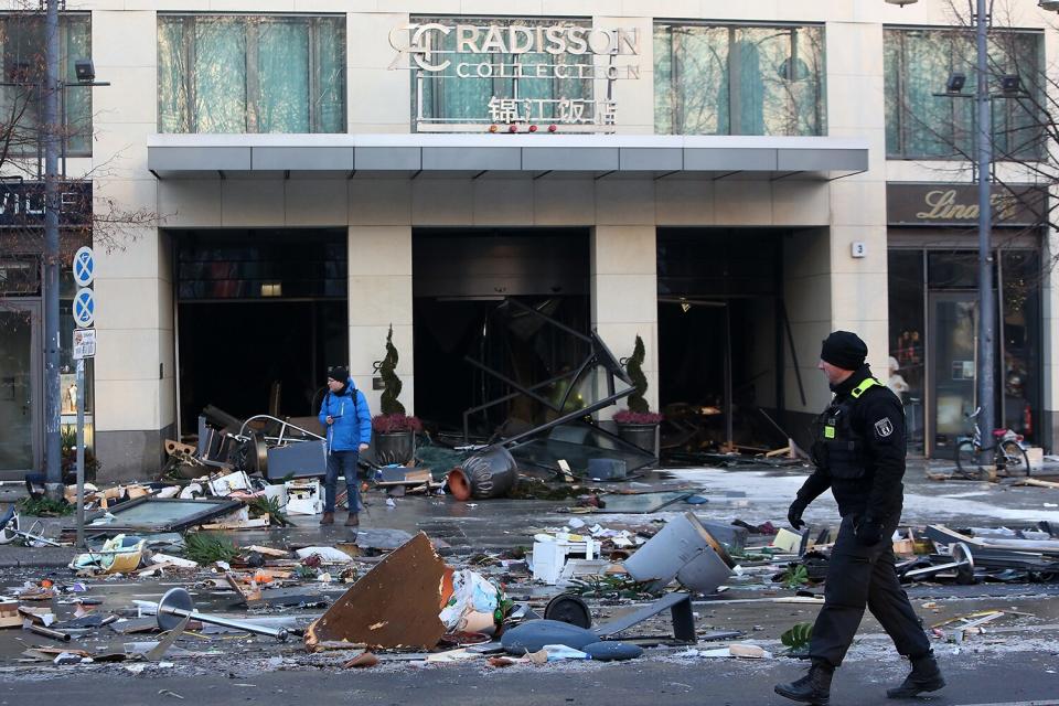 Aquarium Bursts At Radisson Hotel In Berlin