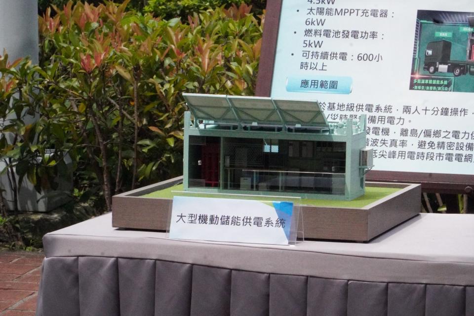 國家中山科學研究院2023.4.18於國防部營區發表四種型式的國軍機動儲能供電系統，由中科院飛彈所副所長任國光說明。郭宏章攝。