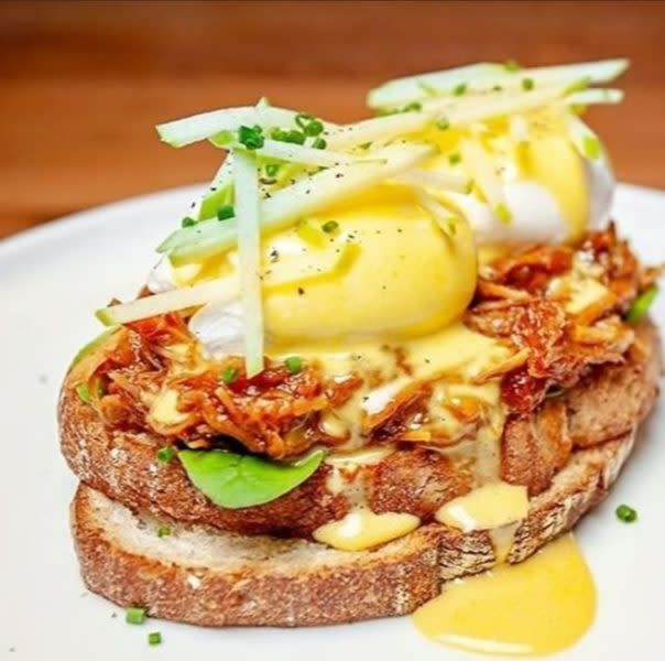 best makan places in Punggol - pulled pork egg benedict