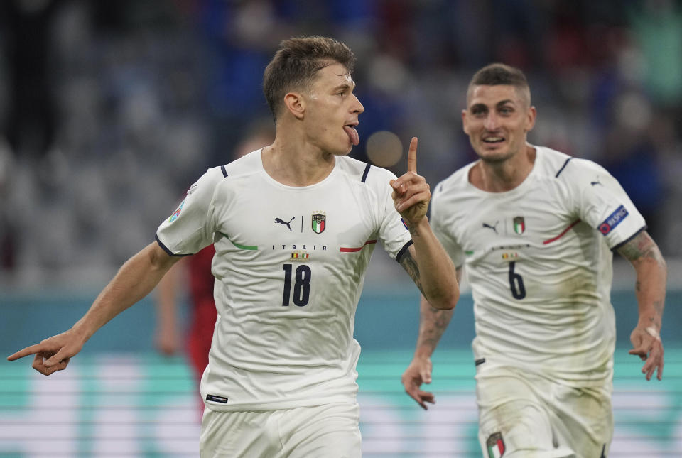 Nicolo Barella (izquierda) y Marco Verratti celebran el primer gol de Italia en la victoria 2-1 ante Bélgica en la Euro 2020, el viernes 2 de julio de 2021, en Múnich. (AP Foto/Matthias Schrader, Pool)