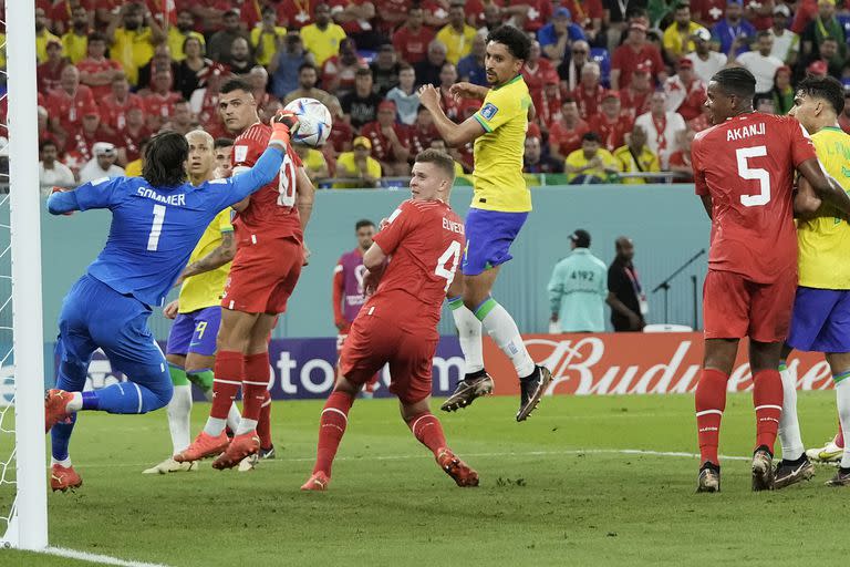 El arquero suizo Yann Sommer ataja una pelota contra Brasil; el equipo de Tité se impuso con autoridad