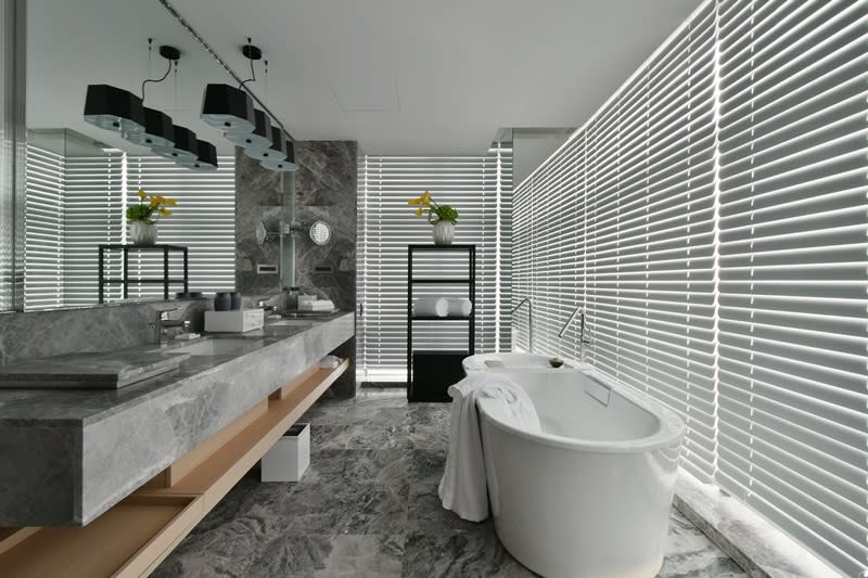 雙洗臉檯的衛浴設計提供尊榮享受。圖片提供/晶英國際行館