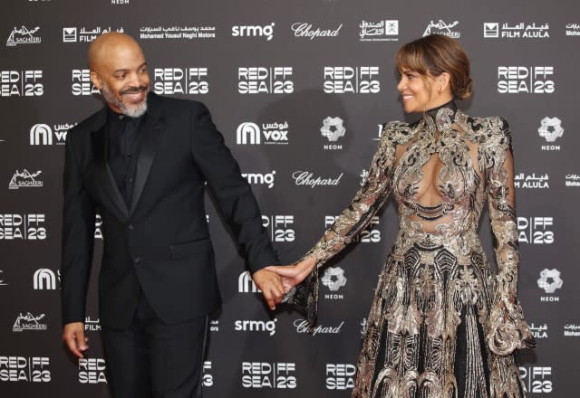 Van Hunt and Halle Berry attend the red carpet on the closing night of the Red Sea International Film Festival 2023 on December 07, 2023 [Photo by Daniele Venturelli/Getty Images for The Red Sea International Film Festival].
