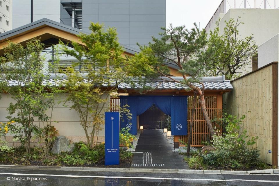 「ONSEN RYOKAN 由緣 新宿」大門以傳統建築方式呈現，設計出獨特的傳統風味。   圖：東京觀光事務所台灣辦事處／提供