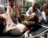 <p>Una mujer herida es llevada al hospital de Kosevo, en Sarajevo, el 26 de julio de 1995. (Foto: Reuters). </p>