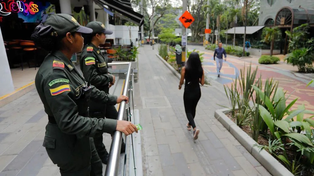 Dos policías en El Poblado, Medellín. 