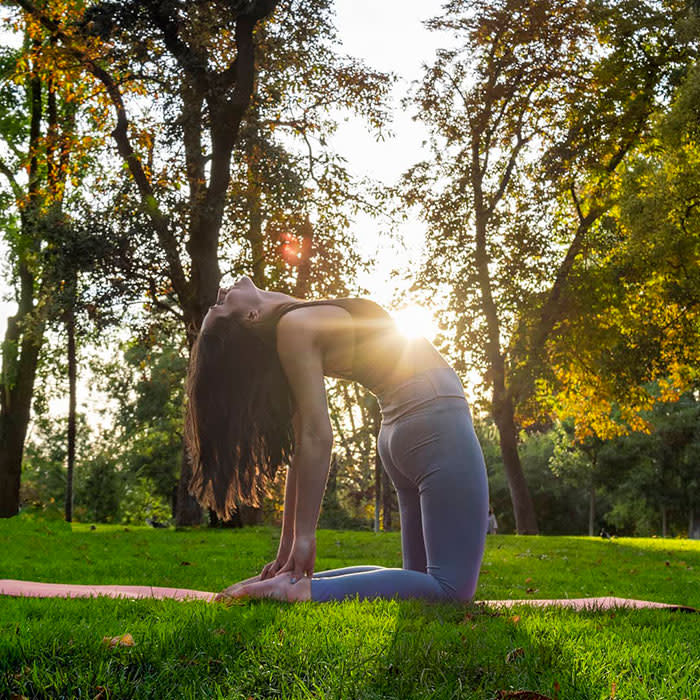 postura del camello de yoga