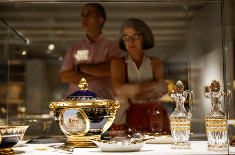 Visitantes observan la vajilla de paisajes en la Galería de Colecciones Reales de Madrid, España