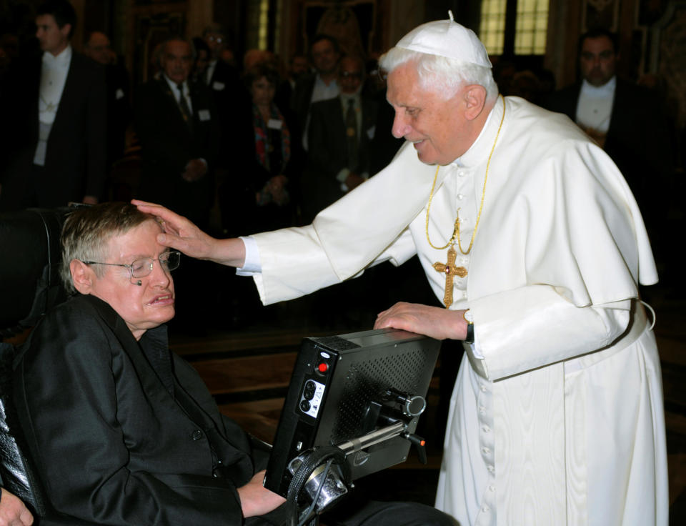 <p>Obwohl Hawking Atheist war, wurde er 1986 in die Päpstliche Akademie der Wissenschaften aufgenommen. Hawking, hier bei einem Besuch im Vatikan mit Papst Benedikt XVI, 2008. (Bild: Reuters/Osservatore Romano) </p>
