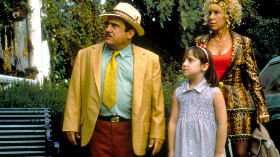 (L to R) Danny Devito, Mara Wilson and Rhea Pearlman as Harry, Matilda and Zinnia Wormwood in Matilda