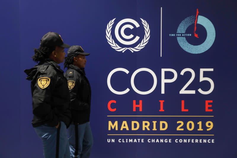 Una pancarta de la Conferencia de las Naciones Unidas sobre el Cambio Climático (COP25) de 2019 colgada en la calle Gran Vía durante el Black Friday en Madrid