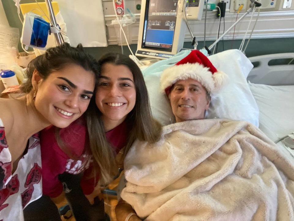 Nino Pernetti, propietario del Caffe Abbracci, en la foto con sus hijas Tatiana (izquierda) y Katerina, lleva m&#xe1;s de un a&#xf1;o en el hospital, recuper&#xe1;ndose de los estragos del COVID-19.