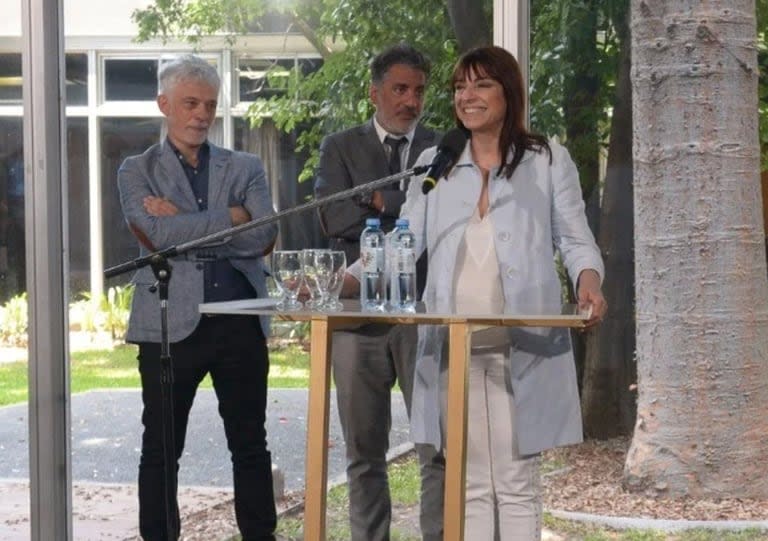 Rosario Lufrano, expresidente de RTA, junto a Claudio Martínez, director de la TV Pública, también renunciado, en un acto en los pasillos de la emisora