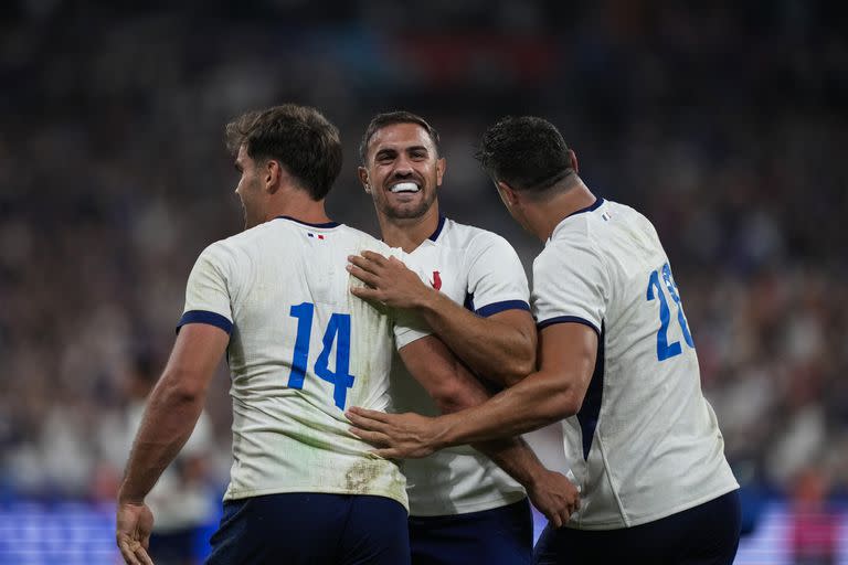 Celebran Melvyn Jaminet (en el medio) junto con Damian Penaud y Paul Boudehent; Francia hizo un gran segundo tiempo contra los All Blacks y debutó con victoria en el inicio del Mundial 2023