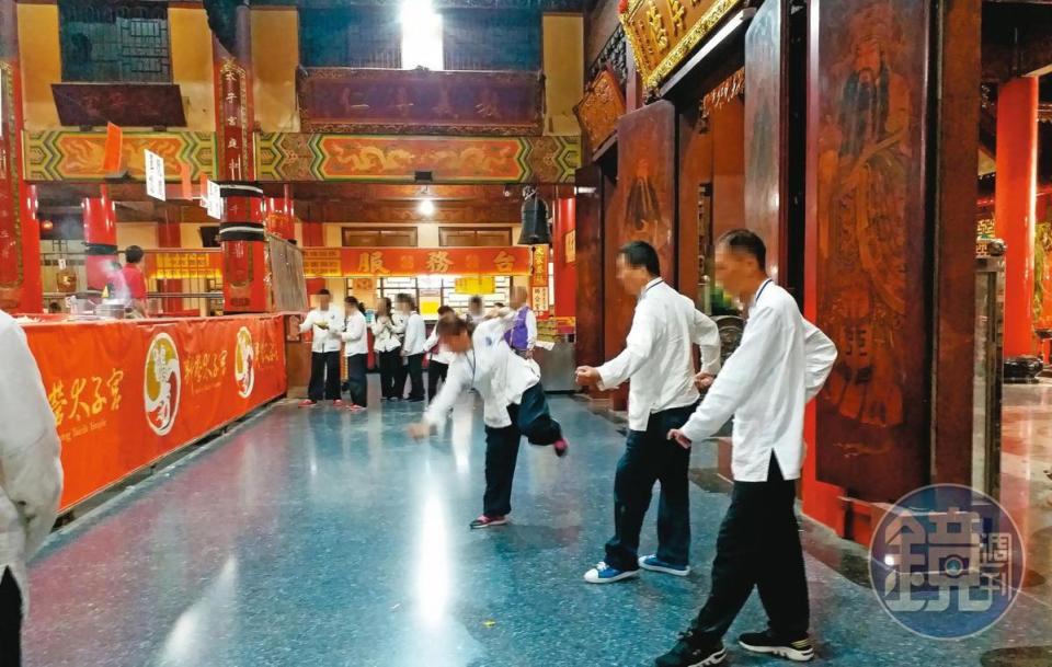 協會讓信徒參與台南新營太子宮的進香活動，當作進修。（讀者提供）