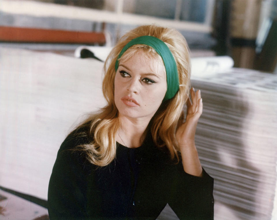 <p>L’actrice Brigitte Bardot, ici en 1963, nous offre de l’inspiration pour notre coiffure et notre eyeliner du jour. (Photo : Getty Images) </p>