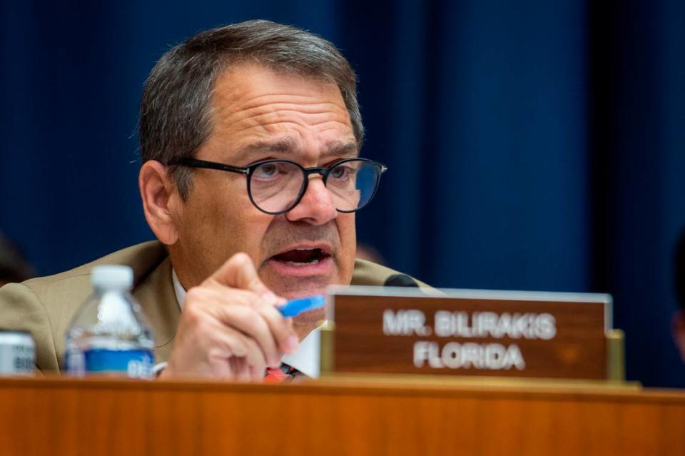 Gus Bilirakis, representante de la Florida, interroga a Shou Chew, presidente ejecutivo de TikTok, durante una audiencia de la Comisión de Energía y Comercio de la Cámara de Representantes, en marzo de 2023.