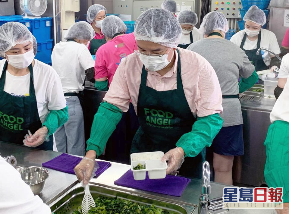 許正宇協助製作及派發愛心飯餐。財庫局FB圖片